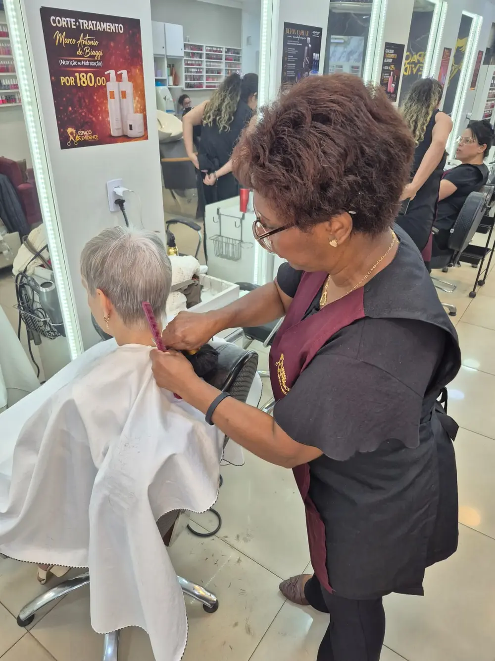 Atendimento de cabelo realizado no Espaço Evidence