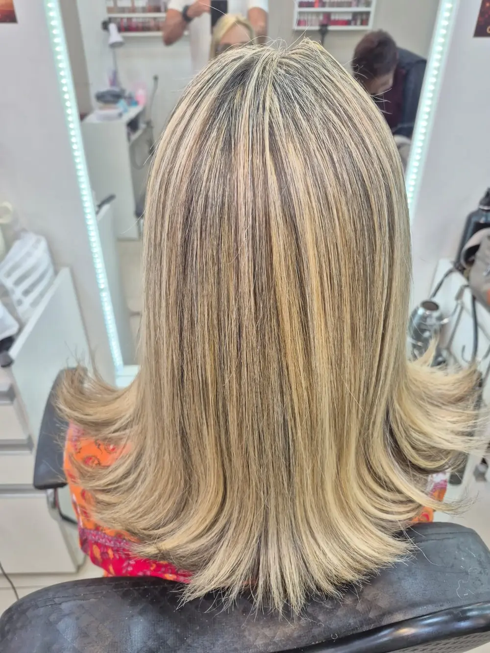 Cabelo loiro finalizado no salão