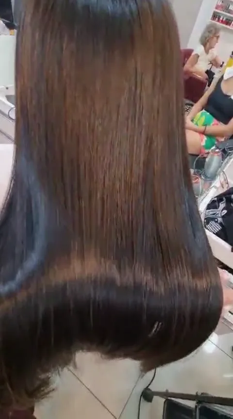Cabelo longo, liso e brilhante finalizado no Espaço Evidence