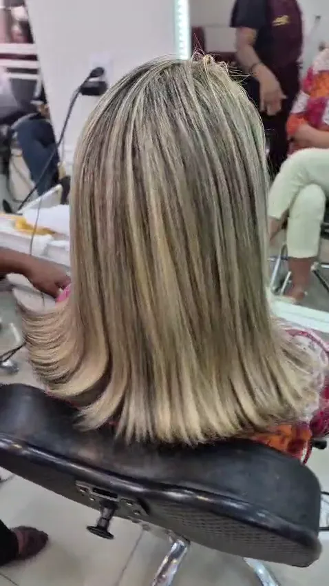Cabelo loiro com mechas finalizado no Espaço Evidence