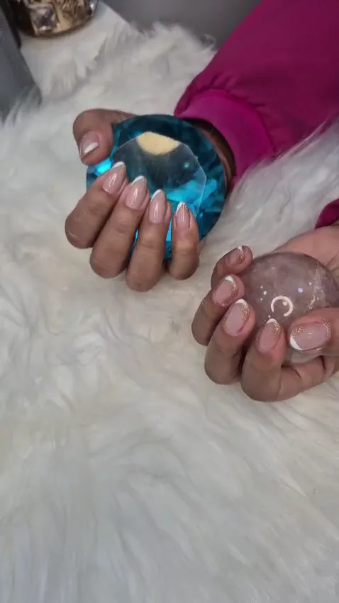 Nail design delicado realizado no Espaço Evidence