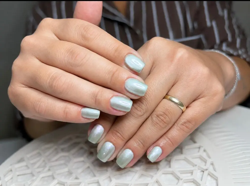 Unhas em azul claro finalizadas