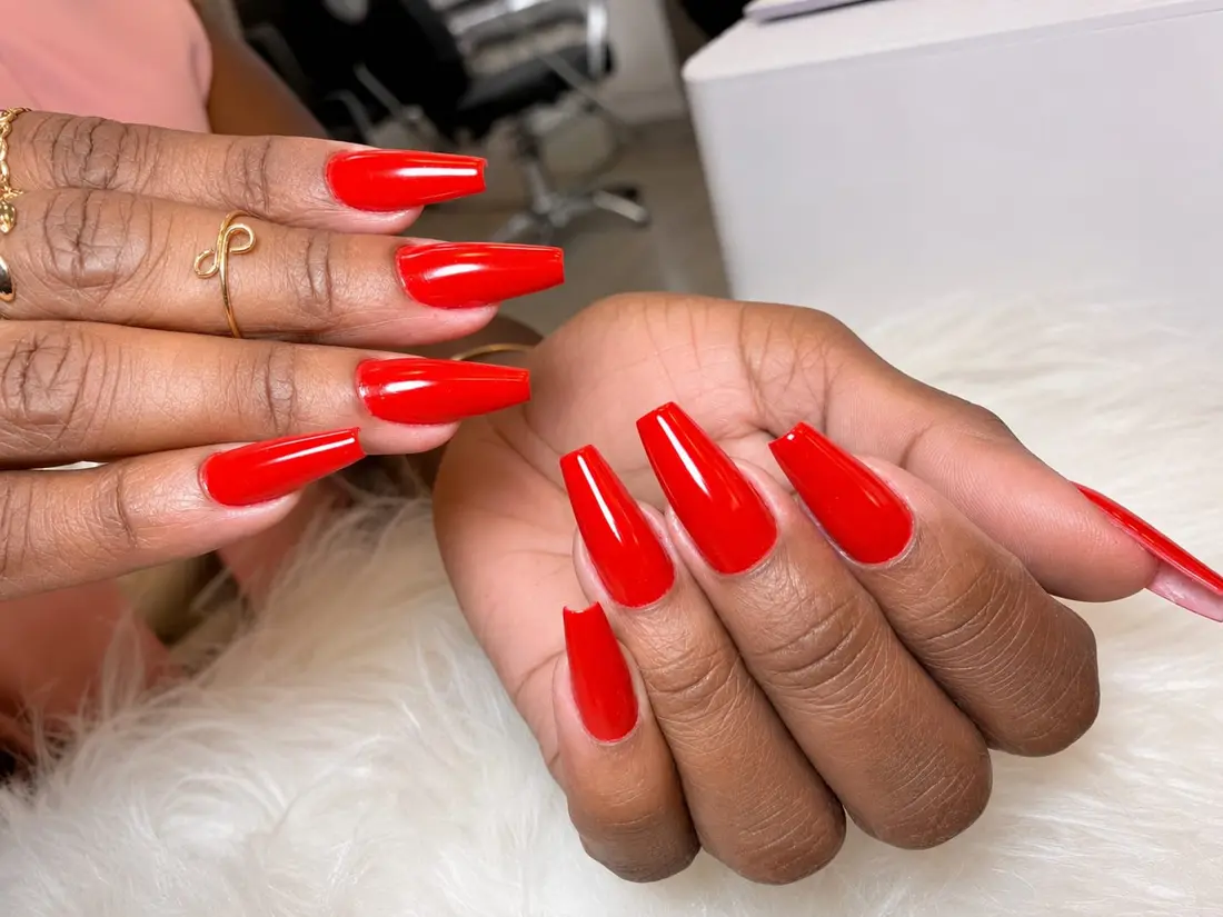 Nail design vermelho realizado no Espaço Evidence