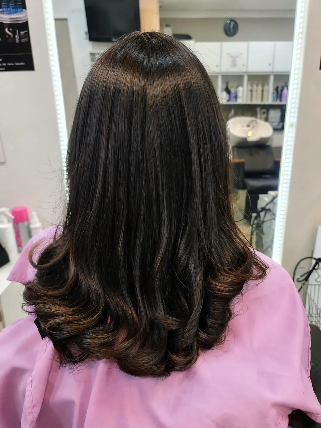 Cabelo longo e ondulado finalizado no Espaço Evidence
