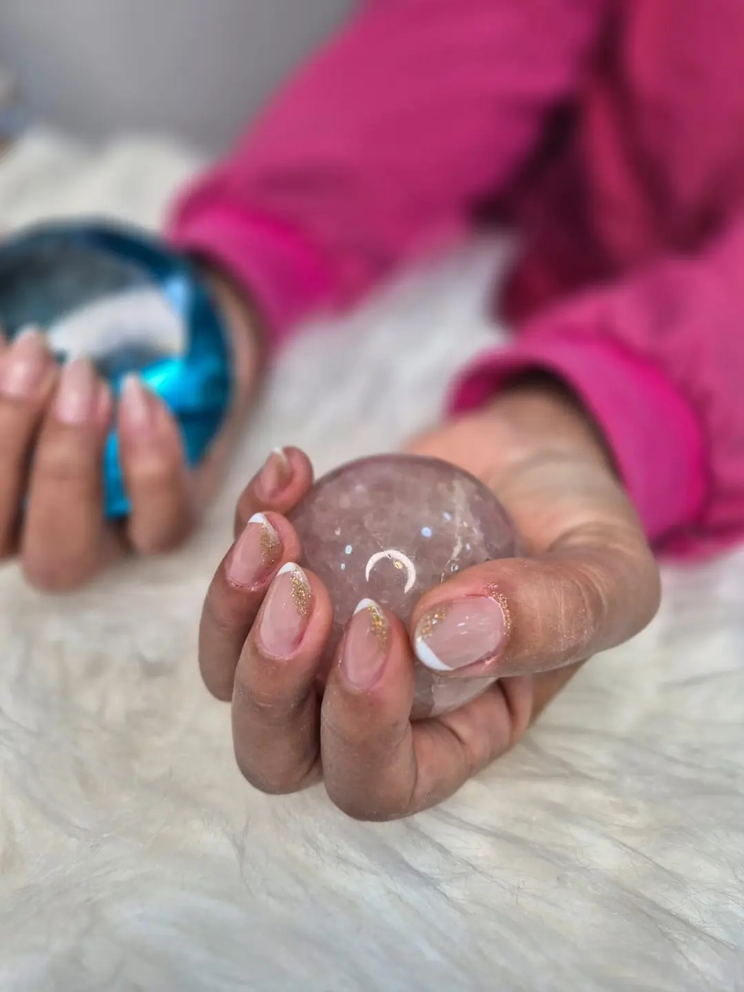 Detalhes de nail design em duas mãos