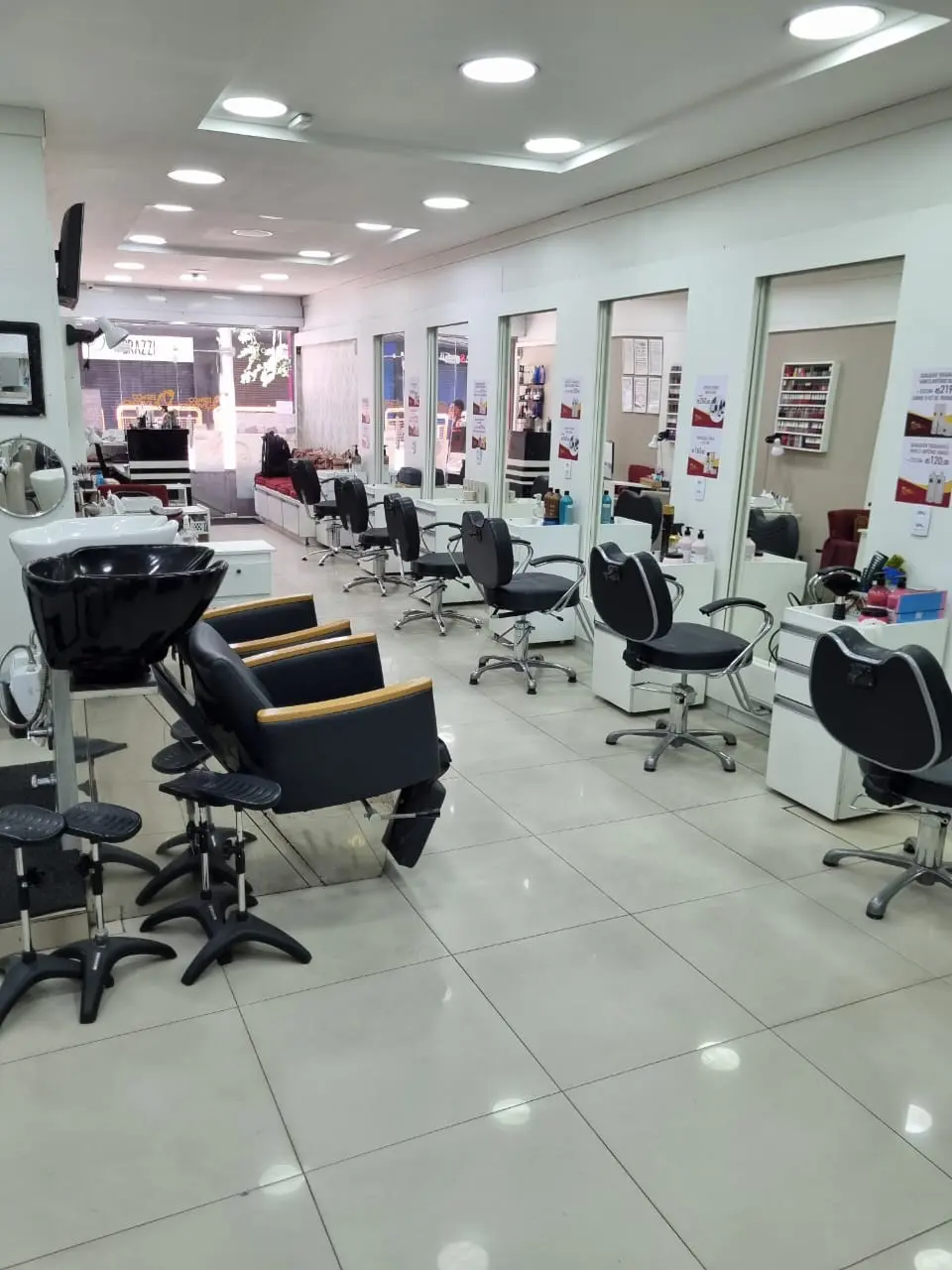 Área de atendimento com cadeiras do salão